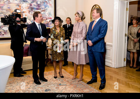 London, Großbritannien. 23 Okt, 2018. König und Königin Maxima Willem-Alexander der Niederlande mit Prinz Charles und Camilla, Herzogin von Cornwall an der Niederländischen Wohnsitz während der zweitägigen Staatsbesuch in London, Großbritannien, 23. Oktober 2018. Quelle: Patrick Van Katwijk |/dpa/Alamy leben Nachrichten Stockfoto