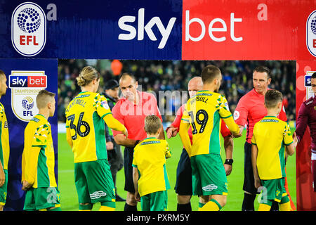 Norwich, UK. 23. Oktober 2018, Carrow Road, Norfolk, England; Sky Bet Meisterschaft, Norwich City gegen Aston Villa; Spieler und Funktionäre schütteln sich die Hände vor dem Match. Credit: Georgie Kerr/News Bilder der Englischen Football League Bilder unterliegen DataCo Lizenz Credit: Aktuelles Bilder/Alamy leben Nachrichten Stockfoto