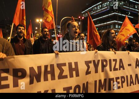 Athen, Griechenland. 23 Okt, 2018. Die Demonstranten skandieren Slogans außerhalb der US-Botschaft in Athen während Anti-Nato urspruenglich aus der Kommunistischen Partei. (Bild: © aristidis VafeiadakisZUMA Draht) Credit: ZUMA Press, Inc./Alamy leben Nachrichten Stockfoto