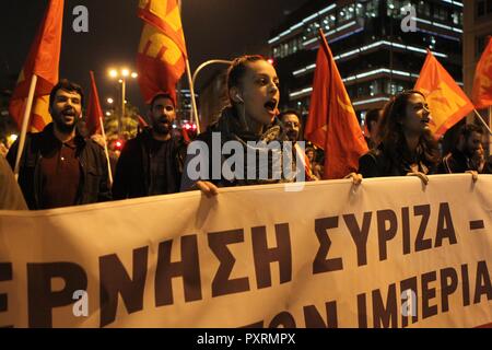 Athen, Griechenland. 23 Okt, 2018. Die Demonstranten skandieren Slogans außerhalb der US-Botschaft in Athen während Anti-Nato urspruenglich aus der Kommunistischen Partei. (Bild: © aristidis VafeiadakisZUMA Draht) Credit: ZUMA Press, Inc./Alamy leben Nachrichten Stockfoto