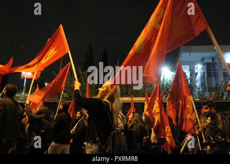 Athen, Griechenland. 23 Okt, 2018. Die Demonstranten skandieren Slogans außerhalb der US-Botschaft in Athen während Anti-Nato urspruenglich aus der Kommunistischen Partei. (Bild: © aristidis VafeiadakisZUMA Draht) Credit: ZUMA Press, Inc./Alamy leben Nachrichten Stockfoto