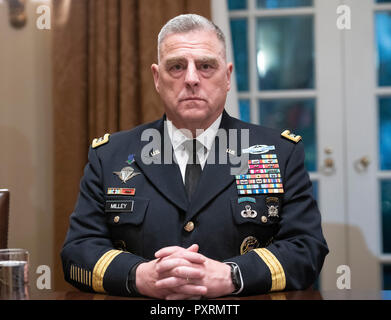 United States Army General Mark A. Milley, Stabschef der Armee hört als US-Präsident Donald J. Trumpf eine Erklärung an die Medien macht wie er bereitet ein Briefing von hochrangigen militärischen Führer im Schaltschrank des Weißen Hauses in Washington, DC am Dienstag, 23. Oktober 2018 zu erhalten. Der Präsident nahm Fragen zu den vorgeschlagenen Space Force, Einwanderung, Wohnwagen und Saudi-Aktionen, die mit der Tötung von Jamal Khashoggi. Credit: Ron Sachs/Pool über CNP | Verwendung weltweit Stockfoto