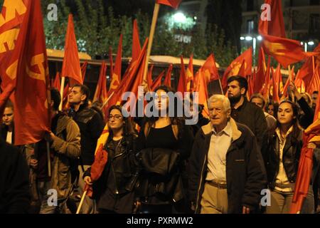 Athen, Griechenland. 23 Okt, 2018. Die Demonstranten skandieren Slogans außerhalb der US-Botschaft in Athen während Anti-Nato urspruenglich aus der Kommunistischen Partei. (Bild: © aristidis VafeiadakisZUMA Draht) Credit: ZUMA Press, Inc./Alamy leben Nachrichten Stockfoto