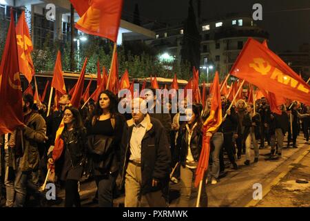 Athen, Griechenland. 23 Okt, 2018. Die Demonstranten skandieren Slogans außerhalb der US-Botschaft in Athen während Anti-Nato urspruenglich aus der Kommunistischen Partei. (Bild: © aristidis VafeiadakisZUMA Draht) Credit: ZUMA Press, Inc./Alamy leben Nachrichten Stockfoto