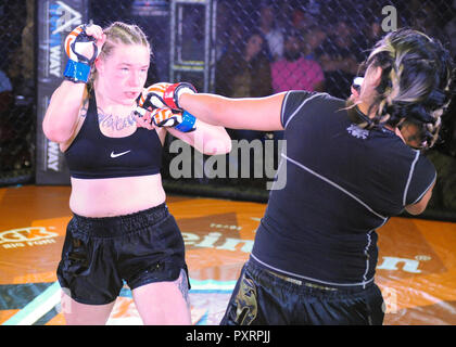 Oktober 20, 2018: MMA Kämpfer, Toni Tallman (links), und Cameron Pollard (rechts), während der Titel match bei V3 Kämpfe 70 an der Fitz Casino in Tunica, MS. Pollard besiegt Tallman der Frauen Schwergewicht Meisterschaft zu gewinnen. Kevin Langley/CSM Stockfoto