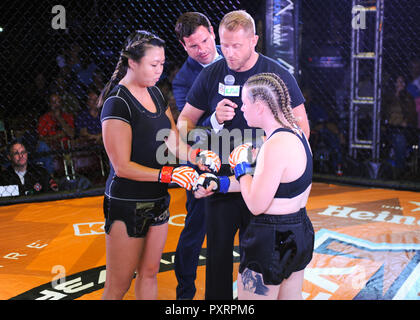 Oktober 20, 2018: MMA Kämpfer, Toni Tallman (links), und Cameron Pollard (rechts), bevor der Titel match bei V3 Kämpfe 70 an der Fitz Casino in Tunica, MS. Pollard besiegt Tallman der Frauen Schwergewicht Meisterschaft zu gewinnen. Kevin Langley/CSM Stockfoto