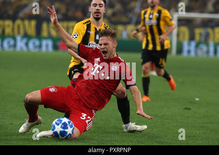 Athen, Griechenland. 23 Okt, 2018. Bayern Joshua Kimmich (vorne) Mias für die Kugel während der UEFA Champions League Gruppe E Übereinstimmung zwischen AEK Athen und Bayern München in Athen, Griechenland, 23. Okt., 2018. Credit: Marios Lolos/Xinhua/Alamy leben Nachrichten Stockfoto