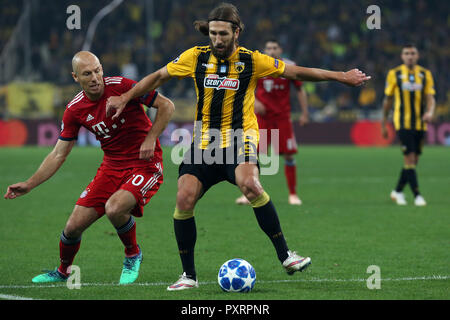 Athen, Griechenland. 23 Okt, 2018. Die AEK Dmytro Chygrynskiy (R) Mias mit Bayern Argen Robben während der UEFA Champions League Gruppe E Übereinstimmung zwischen AEK Athen und Bayern München in Athen, Griechenland, 23. Okt., 2018. Credit: Marios Lolos/Xinhua/Alamy leben Nachrichten Stockfoto
