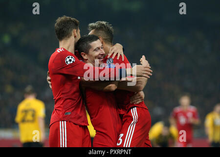 Athen, Griechenland. 23 Okt, 2018. Bayern Robert Lewandowski (C) feiert zählen während der UEFA Champions League Gruppe E Übereinstimmung zwischen AEK Athen und Bayern München in Athen, Griechenland, 23. Okt., 2018. Credit: Marios Lolos/Xinhua/Alamy leben Nachrichten Stockfoto