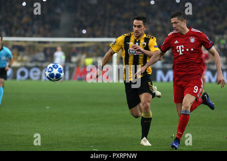Athen, Griechenland. 23 Okt, 2018. Die AEK Vasilis Lampropoulos (L) Mias mit Bayern Robert Lewandowski während der UEFA Champions League Gruppe E Übereinstimmung zwischen AEK Athen und Bayern München in Athen, Griechenland, 23. Okt., 2018. Credit: Marios Lolos/Xinhua/Alamy leben Nachrichten Stockfoto