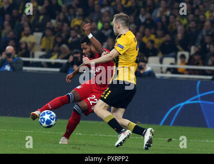 Athen, Griechenland. 23 Okt, 2018. AEK' Michalis Bakakis (R) Mias mit Bayern Serge Gnabry während der UEFA Champions League Gruppe E Übereinstimmung zwischen AEK Athen und Bayern München in Athen, Griechenland, 23. Okt., 2018. Credit: Marios Lolos/Xinhua/Alamy leben Nachrichten Stockfoto