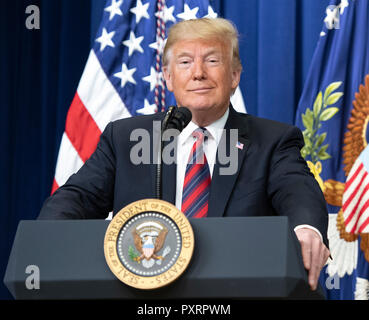 Washington DC, USA. 23. Okt 2018. Präsidenten der Vereinigten Staaten Donald J. Trumpf liefert Erläuterungen im Weißen Haus Staatsführung Konferenz für Alaska, Kalifornien und Hawaii lokalen Beamten in Washington, DC am Dienstag, 23. Oktober 2018. Credit: Ron Sachs/CNP/MediaPunch Credit: MediaPunch Inc/Alamy leben Nachrichten Stockfoto