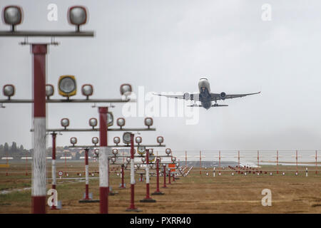 Berlin, Deutschland. 23 Okt, 2018. Ein Flugzeug hebt ab Flughafen Tegel. Der Flughafen Tempelhof ist mittlerweile seit fast 10 Jahren geschlossen worden. Während dieser Zeit werden die Mieten überdurchschnittlich stark. Der Flughafen Tegel ist in Kürze zu schließen. (Dpa-KORR' Vermietung Erhöhung der Anfahrgasse: Tegel Schicksal?" vom 24.10.2018) Credit: Arne Immanuel Bänsch/dpa/Alamy leben Nachrichten Stockfoto