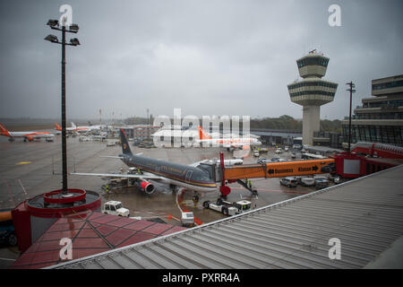 Berlin, Deutschland. 23 Okt, 2018. Blick auf den Turm am Flughafen Tegel. Flughafen Tegel. Der Flughafen Tempelhof ist mittlerweile seit fast 10 Jahren geschlossen worden. Während dieser Zeit werden die Mieten überdurchschnittlich stark. Der Flughafen Tegel ist in Kürze zu schließen. (Dpa-KORR' Vermietung Erhöhung der Anfahrgasse: Tegel Schicksal?" vom 24.10.2018) Credit: Arne Immanuel Bänsch/dpa/Alamy leben Nachrichten Stockfoto