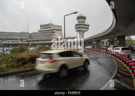 Berlin, Deutschland. 23 Okt, 2018. Autos fahren auf den Flughafen Tegel Terminal. Der Flughafen Tempelhof ist mittlerweile seit fast 10 Jahren geschlossen worden. Während dieser Zeit werden die Mieten überdurchschnittlich stark. Der Flughafen Tegel ist in Kürze zu schließen. (Dpa-KORR' Vermietung Erhöhung der Anfahrgasse: Tegel Schicksal?" vom 24.10.2018) Credit: Arne Immanuel Bänsch/dpa/Alamy leben Nachrichten Stockfoto