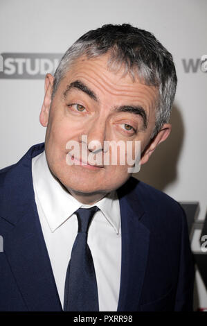 New York, USA. 23. Oktober, 2018. Schauspieler Rowan Atkinson besucht die 'Johnny English schlägt wieder zu 'New York Screening bei AMC Lincoln Square Theater am Oktober 23, 2018 in New York City. Credit: Ron Adar/Alamy leben Nachrichten Stockfoto