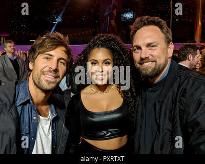 23 Oktober 2018, England, London: Pop Sänger Max Giesinger (L-R); Sänger Rola Hinterbichler und Moderator Steven Gätjen im Rahmen der Weltpremiere der Königin Film 'Bohemian Rhapsody'. Pop Sänger Max Giesinger (80 Mio.) ist ein großer Fan der Band Queen. "Ich glaube, ich habe nicht alles andere als Königin im Alter von 13 Jahren hören, 17 und ich habe auf die Nerven", Giesinger sagte der Deutschen Presseagentur in London. Am Dienstag Abend die Sängerin die Weltpremiere der Königin Film "Bohemian Rhapsody" (Deutscher Kinostart: 31.10.2018) zusammen mit dem Moderator Steven Gätjen und Singen besucht. Stockfoto