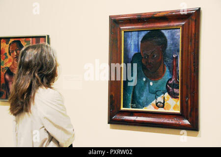 New York, USA. 23 Okt, 2018. Eine Frau sieht das Gemälde "schwarze Mädchen" von Norman Lewis in der Wallach Art Gallery der Elite Universität von Columbia. Credit: Christina Horsten/dpa/Alamy leben Nachrichten Stockfoto