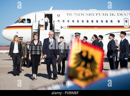 24 Oktober 2018, Spanien, Madrid: Präsident Frank-Walter Steinmeier (3. von links) und seine Frau Elke Büdenbender (2. von links) an Torrejón-Madrid militärischer Flughafen. Sie sind in Spanien zu einem zweitägigen Besuch. Foto: Bernd von Jutrczenka/dpa Stockfoto