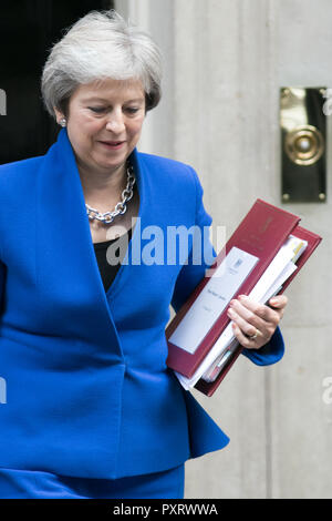 London, Großbritannien. 24. Oktober 2018. Der britische Premierminister Theresa May Blätter Downing Street Nr.10 des wöchentlichen PMQ Premierminister Fragen im Parlament und später die Hinterbänkler im Jahre 1922 Konservative Partei Ausschuss Gutschrift zu Adresse: Amer ghazzal/Alamy Leben Nachrichten zu besuchen Stockfoto