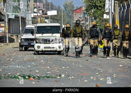 Die regierungstruppen patrouillieren bei Zusammenstößen in der Nähe der Waffe - Kampf Standort am Stadtrand von Srinagar, Indien verwalteten Kaschmir. Zwei Rebellen getötet und sechs Kräfte "Personal in einem heftigen Schusswechsel in Nowgam am Stadtrand von Srinagar am Mittwoch Morgen verletzt, teilte die Polizei mit. Der getötete Rebellen waren angeblich als PhD scholar Sabzar Sofi und Asif Ahmad Gojri - sowohl die Bewohner von South Kaschmir identifiziert. Massive Zusammenstößen in der Umgebung mit der Jugend, die auf die Straßen, um den Vorgang zu unterbrechen. In der Zwischenzeit, Internet war in Srinagar, riß Recht und Ordnung Situation zu verhindern. Stockfoto