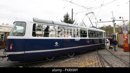 Prag, Tschechische Republik. 24 Okt, 2018. Die Prager Verkehrsbetriebe DPP hat T3 Coupé präsentierte heute, am Mittwoch, 24. Oktober 2018, ein Vergnügen, Straßenbahn, in Zusammenarbeit mit dem Studio Anna Maresova Designer entwickelt, der sich in der Tradition der legendären Tatra T3 Tram. Die diesjährige Ausgabe der Designblok wird die Besucher mit einer einzigartigen Gelegenheit, eine Fahrt mit der neuen Straßenbahn zu übernehmen. Credit: Ondrej Deml/CTK Photo/Alamy leben Nachrichten Stockfoto