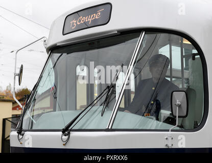 Prag, Tschechische Republik. 24 Okt, 2018. Die Prager Verkehrsbetriebe DPP hat T3 Coupé präsentierte heute, am Mittwoch, 24. Oktober 2018, ein Vergnügen, Straßenbahn, in Zusammenarbeit mit dem Studio Anna Maresova Designer entwickelt, der sich in der Tradition der legendären Tatra T3 Tram. Die diesjährige Ausgabe der Designblok wird die Besucher mit einer einzigartigen Gelegenheit, eine Fahrt mit der neuen Straßenbahn zu übernehmen. Credit: Ondrej Deml/CTK Photo/Alamy leben Nachrichten Stockfoto