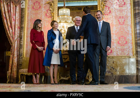 Madrid, Spanien. 24 Okt, 2018. Bundespräsident Dr. Frank-Walter Steinmeier (3. von rechts) und seine Frau Elke Büdenbender (2. von links) zusammen mit den spanischen König Philipp VI. (2. von rechts) und Königin Letizia von Spanien (l) im Palast des Königs (Palacio Real) auf eine Parade der Schauspieler Daniel Brühl (r) als Gast der ein Mittagessen. Präsident Steinmeier und seine Frau sind auf einem zweitägigen Besuch in Spanien. Quelle: Bernd von Jutrczenka/dpa/Alamy leben Nachrichten Stockfoto