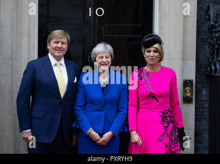 Downing Street, London, UK. 24. Okt 2018. König Willem-Alexander und seine Frau Königin Maxima aus den Niederlanden vist Theresa May an der Downing Street 10 während ihrer zweitägigen Staatsbesuch in Großbritannien. Credit: Tommy London/Alamy leben Nachrichten Stockfoto