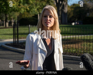 Washington DC, USA. 24. Okt 2018. Weiße Haus Senior Counsellor Kellyanne Conway erfüllt die Reporter auf der Zufahrt des Weißen Hauses in Washington, DC am Mittwoch, 24. Oktober 2018. Credit: Ron Sachs/CNP/MediaPunch Credit: MediaPunch Inc/Alamy leben Nachrichten Stockfoto