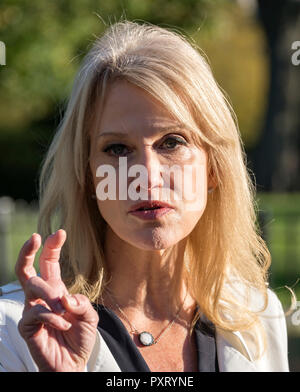 Washington DC, USA. 24. Okt 2018. Weiße Haus Senior Counsellor Kellyanne Conway erfüllt die Reporter auf der Zufahrt des Weißen Hauses in Washington, DC am Mittwoch, 24. Oktober 2018. Credit: Ron Sachs/CNP/MediaPunch Credit: MediaPunch Inc/Alamy leben Nachrichten Stockfoto