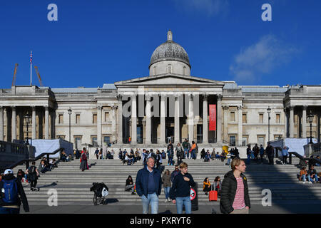 Trafalgar Square in London. 24. Okt 2018. UK Wetter: National Gallery am Trafalgar Square, London, Großbritannien, 24. Oktober 2018 Bild Capital/Alamy leben Nachrichten Stockfoto