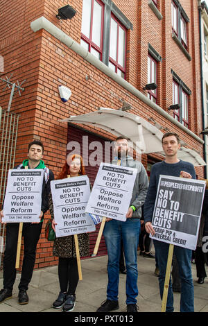 Bettwäsche Hall Street, Belfast, UK, 24. Oktober 2018. Gerry Carrol, Fiona Nic Fhearghais, Matthew Collins von Menschen vor Profit zusammen mit Mitgliedern der Sinn Fein und Unison Gewerkschaftsvertreter gehalten, einen Protest außerhalb der Hauptstadt Büros in Belfast City Centre gegen Angriff auf die Schwächsten in der Gesellschaft, die im Namen der Wohlfahrt". Agnes Frazier aus Tar Isteach sagt Rechte-basierte wohlfahrtsmodell nicht Tory Sparmaßnahmen erforderlich. Credit: Bonzo/Alamy leben Nachrichten Stockfoto