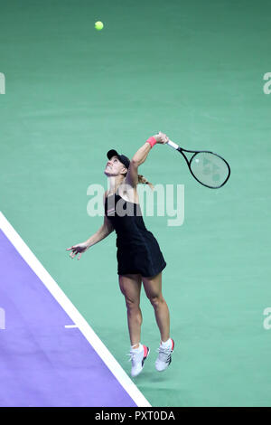 Singapur. 24 Okt, 2018. Angelique Kerber in Deutschland dient während des Spiels zwischen Angelique Kerber und Naomi Osaka an Tag 4 der WTA Finale an der Singapur Indoor Stadium. Credit: Paul Miller/ZUMA Draht/Alamy leben Nachrichten Stockfoto