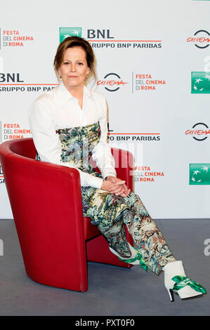 Rom, Italien. 24. Oktober, 2018. Rom, Italien. 24. Okt 2018. Sigourney Weaver besucht einen Fotoauftrag während des 13 Rom Film Fest im Auditorium Parco della Musica am 24. Oktober in Rom, Italien 2018. Credit: Geisler-Fotopress GmbH/Alamy leben Nachrichten Stockfoto
