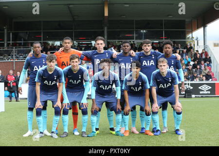 Eindhoven, Niederlande. 24. Oktober. 2018 Tottenham Hotspur Team während UAFA Youth League Gruppe B Übereinstimmung zwischen PSV Eindhoven und Tottenham Hotspur am Training komplexer De Herdgang, Eindhoven, Niederlande Am 24. Okt 2018. Kredit Aktion Foto Sport Foto Credit: Action Sport / alamy Leben Nachrichten Stockfoto