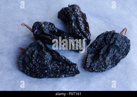 Eine Gruppe von getrockneten Chilis, Bouillabaisse und chipotle. Smokey. Stockfoto