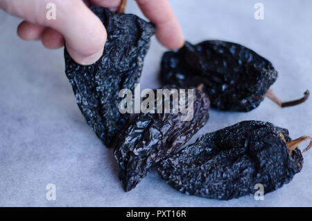 Eine Gruppe von getrockneten Chilis, Bouillabaisse und chipotle. Smokey. Stockfoto