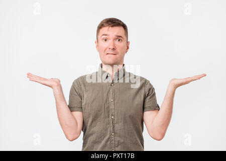 Lass mich nachdenken und wählen Sie Konzept. Zweifelnd nachdenklicher Mann mit nachdenklichen Ausdruck Wahl treffen. Menschliche Gefühle, Mimik Konzept. Stockfoto