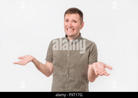 Lass mich nachdenken und wählen Sie Konzept. Zweifelnd nachdenklicher Mann mit nachdenklichen Ausdruck Wahl treffen. Menschliche Gefühle, Mimik Konzept. Stockfoto