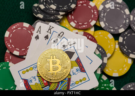 Casino Chips, bitcoin und Ass, König Königin pikbube am grünen Tisch Stockfoto