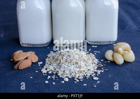 Mandelmilch, cashewnuss Milch und Hafermilch gemeinsam mit Zutaten vor. Stockfoto