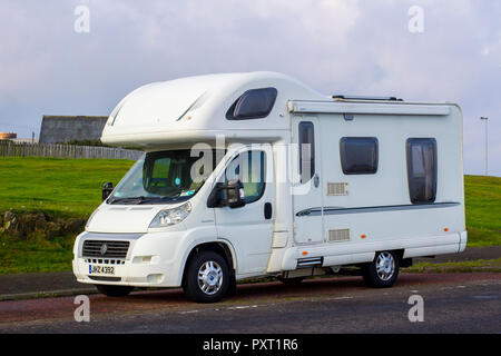 11. Oktober 2018 Eine weiße 2-Bett Fiat Ducato Motor home an ballyholme Bucht in Bangor Northern Ireland geparkt Stockfoto