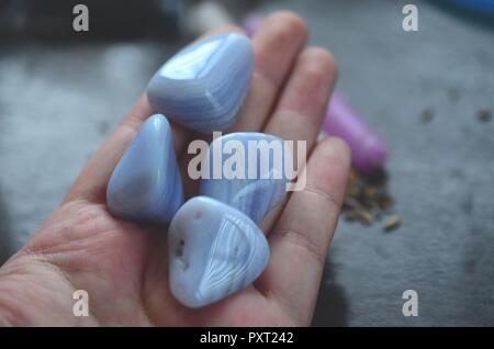 Blue Lace Achat Stone ideal für den Umgang mit Stress und Emotionen Tumbled Blue Lace Achat Komfort und Pflege Heilung reiki Kristall. Blauer Kristall. Stockfoto