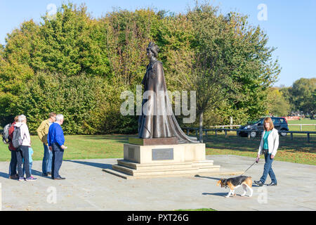 H.M.Elizabeth II Magna Carta Statue, Runnymede Pleasure Ground, Runnymede, Surrey, England, Vereinigtes Königreich Stockfoto