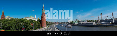 Der Moskauer Kreml Palast von der Brücke über den Fluss Stockfoto