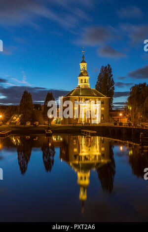 LEIDEN, Niederlande - Oktober 22, 2018: Mittelalterliche Zijlpoorts Brücke und Tor während der Blauen Stunde in Amsterdam, Holland, Niederlande Stockfoto