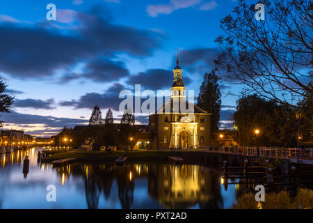 LEIDEN, Niederlande - Oktober 22, 2018: Mittelalterliche Zijlpoorts Brücke und Tor während der Blauen Stunde in Amsterdam, Holland, Niederlande Stockfoto