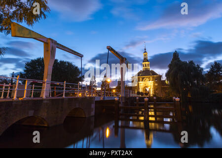 LEIDEN, Niederlande - Oktober 22, 2018: Mittelalterliche Zijlpoorts Brücke und Tor während der Blauen Stunde in Amsterdam, Holland, Niederlande Stockfoto