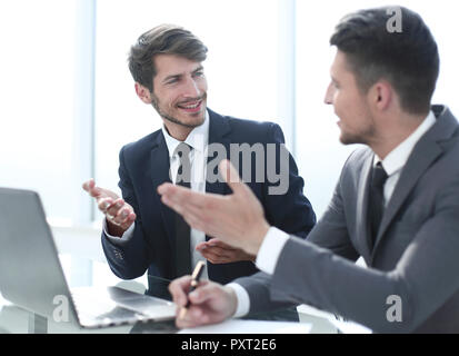 Kollegen füllen wichtige Dokumente Stockfoto